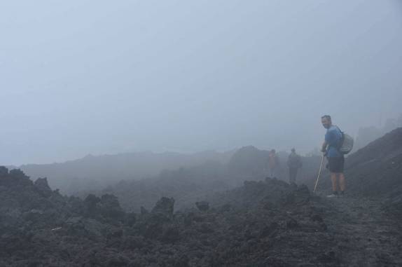 Caminhando em meio à fantasmagórica paisagem vulcânica no vulcão Pacaya, próximo à Antigua, na Guatemala